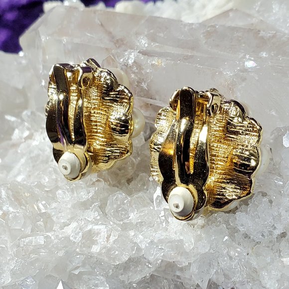REDUCED!  CLASSY Vintage Faux Pearl Clip Earrings - Picture 4 of 8